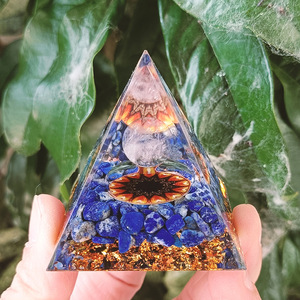 Ornement pyramidal en résine avec pierres de cristal, cadeau de décoration pour la maison avec Lapis Lazuli et boule de cristal blanc pour présentation sur bureau - Product Image 2