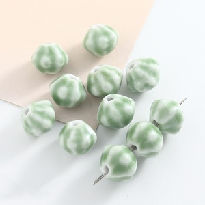 Cuentas de Cerámica Esmaltadas Irregulares Coloridas de 11*13mm, Cuentas de Porcelana con Forma Geométrica de Linterna para Hacer Collares y Pulseras - Product Image 6
