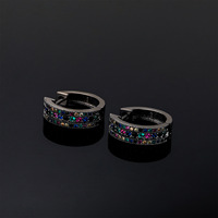 Boucles d'oreilles créoles Huggie multirangs en zircon coloré, base en laiton plaqué noir et sertissage à griffes
