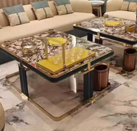 Table basse de luxe moderne avec plateau en marbre, structure en acier inoxydable doré et pieds recouverts de cuir pour salle VIP KTV