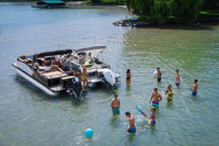 Bateau ponton en aluminium de luxe de qualité pour les fêtes de loisirs BBQ pêche moteur hors-bord Yacht de luxe à vendre