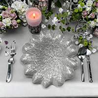 Vente en gros de plateaux de présentation en plastique écologique Golden Lotus Leaf de 13 pouces élégants plats de table de fête de mariage à coins fermés