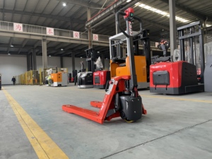 Transpaleta Eléctrica Linde de 1.5 Toneladas EPT15C con Certificación CE, Batería de Iones de Litio de 48V 10Ah, Motor de CA, Desplazador Lateral Hidráulico - Product Image 3