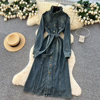 Robe midi en jean délavé élégante à col montant et manches longues avec ceinture, boutonnage simple, décontractée pour femme avec poches