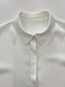 Blusa Blanca Satinada Modesta con Botones, Cuello Camisero, Manga Acampanada y Detalle Cruzado Delantero, Estilo Casual Elegante Islámico, con Efecto Arrugado, para Uso Diario y Ramadán - Product Image 4