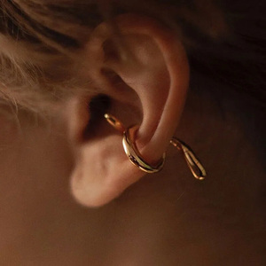 Boucles d'oreilles minimaliste en plaqué or 18 carats irrégulières torsadées pour femmes Boucles d'oreilles géométriques en acier inoxydable imperméables pour femmes - Product Image 3