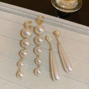 Nuevos pendientes colgantes de perlas de estilo palaciego francés para mujer de lujo S925 aguja de plata letra G perla pendientes largos de moda - Product Image 1