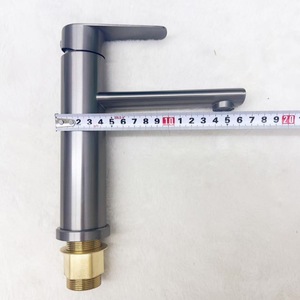 Grifo monomando de lavabo de un solo orificio de acero inoxidable color bronce, montado en encimera, con válvula mezcladora de agua fría y caliente - Product Image 5