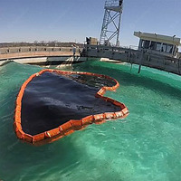 Barrière flottante anti-pollution en PVC pour le contrôle des déversements d'hydrocarbures en mer, au port, en rivière, en lac et pour les applications de lutte contre la pollution des eaux.