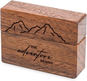 Boîte à bijoux rectangulaire en bois gravée sur mesure sur le thème de l'aventure pour le rangement des bagues de mariage et de fiançailles, décoration de table - Product Image 4