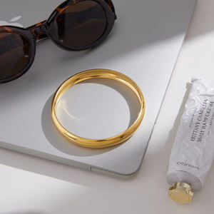 Brazalete de Aro Grueso J&D, Chapado en Oro de 18K, Acero Inoxidable con Acabado Pulido, Brazalete Clásico para Mujer - Product Image 4