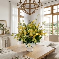 Hellgelber Ranunkel-Wildblumen-Kunststrauß, Gemischtes Grün-Weißes Kunstblumen-Set mit Handbemalter Keramikvase