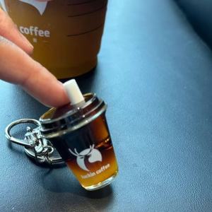 พวงกุญแจอะคริลิครูปแก้วกาแฟลัคกิ้น พร้อมฝาและหลอดดูด พกพาสะดวก สำหรับใช้เป็นของแจก - Product Image 4