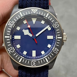 Reloj mecánico de alta calidad de 41 mm con bisel de cerámica y manecillas de acero inoxidable. Visualización de la semana/fecha. - Product Image 1