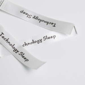 Etiqueta de tela satinada impresa personalizada con logotipo e información detallada del tamaño para chaquetas - Product Image 2