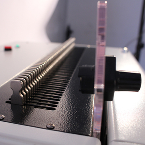 Nhà cung cấp chuyên nghiệp F4 Giấy điện xoắn ốc cuộn dây nhựa Vòng cuốn sách máy tính ràng buộc máy tính xách tay chất kết dính với bàn đạp chân - Product Image 4