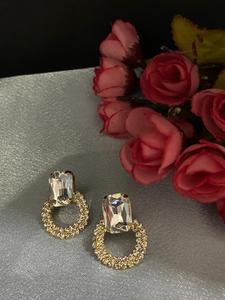 Pendientes de tachuelas modernos 2025 más vendidos, joyería de moda pequeña y de diamante blanco roto chapada en oro a la venta - Product Image 5