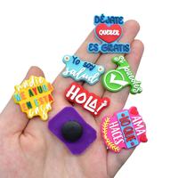 Accessoire de bricolage coloré Puzzle chaussures série de phrases espagnoles Clips de chaussures en caoutchouc souple PVC décorations de chaussures Stock en gros
