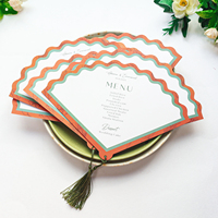 Carte de menu personnalisée en forme d'éventail découpé sur mesure pour mariage, carte de menu imprimée pour fête, banquet, événement avec pompon