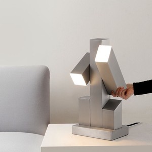 Lámpara de mesa de metal con diseño de robot Interestelar, 20x13x40cm, fuente de luz LED, control de interruptor, para decoración de sala de estar y estudio - Product Image 4