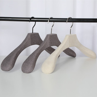 Cintres modernes et durables en bois et métal, recouverts de lin, personnalisables, multifonctionnels pour manteaux et vestes, pour le rangement des vêtements dans la garde-robe