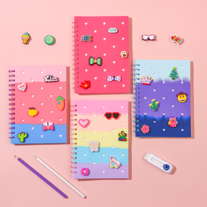 สมุดโน้ตปกซิลิโคนแบบนิ่มสั่งทำพิเศษ พร้อมรูสำหรับตกแต่งด้วยจี้ DIY สมุดโน้ตสีสันสดใสสำหรับนักเรียน - Product Image 1