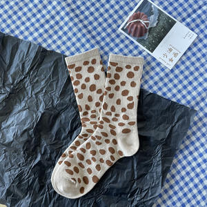 Vente en gros de chaussettes personnalisées marron café, les femmes adorent les chaussettes mi-tube, mignon, lettre c, bas, ours marron - Product Image 4