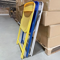 Chaise pliante, tabouret, mobilier de restaurant, usage extérieur et domestique, dossier creux, assise décontractée, design moderne et minimaliste, en plastique
