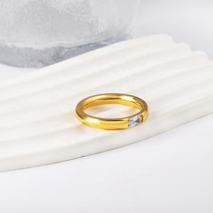 Anillos de Boda de Acero Inoxidable con Circonita Cúbica Chapados en Oro de 18k, Impermeables, de Moda, Gruesos, al por Mayor, para Mujer - Product Image 4