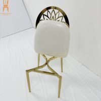 Chaise de salle à manger élégante en fer électroplaqué or, dossier ajouré floral, assise blanche, pour mariage, événement, hôtel