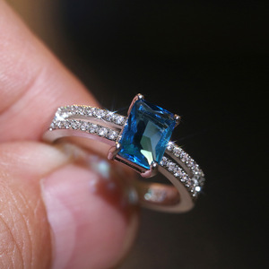 Anello a forma di farfalla colorato per donna, elegante design intarsiato, gioielli alla moda per tutti i giorni - Product Image 1