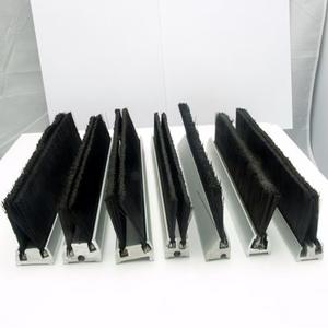 <span class=keywords><strong>Profil</strong></span>é en aluminium <span class=keywords><strong>de</strong></span> <span class=keywords><strong>brosse</strong></span> <span class=keywords><strong>de</strong></span> bande industrielle anti-poussière et imperméable pour la personnalisation d'OEM <span class=keywords><strong>de</strong></span> nettoyage soutenue - Product Image 2