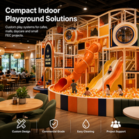Parque Infantil Urbano para Juego de Roles con Detalles Naranjas, Paneles Sensoriales ASTM para Juego de Imitación, Piscina de Bolas, Entrega Llave en Mano, Operador FEC