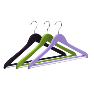 <span class=keywords><strong>Cintre</strong></span> en bois <span class=keywords><strong>vert</strong></span> avec revêtement en caoutchouc personnalisé Cintres noirs pour vêtements - Product Image 1