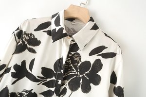 Nova Blusa Feminina de Cetim Estampada Floral Elegante Solta com Gola Lapela Manga Longa e Botões para o Verão 2026 - Moda Casual - Product Image 3