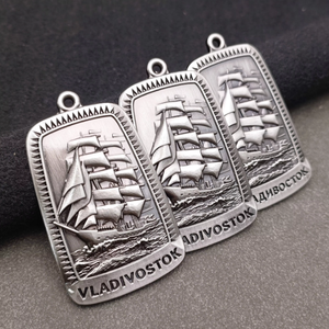 Médaille nautique rectangulaire arrondie personnalisée en argent vieilli avec bateau à voile en relief 3D pour événements <span class=keywords><strong>maritimes</strong></span> et souvenirs de <span class=keywords><strong>voyage</strong></span> - Product Image 1