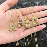 Vente en gros d'usine, pendentif de mode DIY, laiton plaqué argent, 26 lettres initiales, charme, pendentif de collier alphabet
