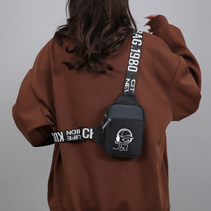 กระเป๋าสะพายไนลอนเก๋ไก๋ลายเด็กชายดนตรี น้ำหนักเบา ใช้ได้ทั้งชายและหญิง สำหรับใส่โทรศัพท์และบัตรประจำตัว ฤดูร้อน 2025 - Product Image 1