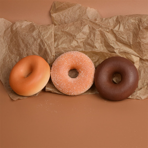 Décoration murale alimentaire en forme de faux donut en PU, modèle de donut décoratif pour fête, avec relief de glaçage au chocolat, en plastique fantaisie, effet de sucre compressé, promotionnel - Product Image 6