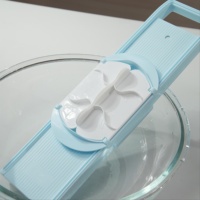 2-in-1 Handmatige Mandoline Groentesnijder 1,7 mm 2,5 mm Julienne-messen Gepatenteerde Veiligheidsbescherming Plastic Vaatwasmachinebestendig Moeiteloos