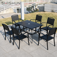 Ensemble de tables et chaises de bistrot modernes en aluminium léger et durable pour l'extérieur, idéal pour les villas, les parcs, les hôtels et les patios.