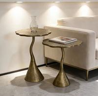 Table en laiton minimaliste IDAO, idéale pour les appartements modernes, offrant des lignes épurées et élégantes qui rehaussent la conception intérieure sophistiquée.