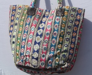 Sac à bandoulière ethnique indien en toile légère de qualité supérieure, brodé à la main de fleurs Jaipuri Banjara, avec fermeture éclair, grande capacité pour - Product Image 3