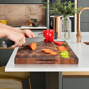 <span class=keywords><strong>Planche</strong></span> à découper en noyer <span class=keywords><strong>noir</strong></span> à grain transversal avec rainure pour les jus et bord naturel pour la cuisine - Product Image 3