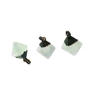 Venta al por mayor Semi-naturales preciosos cristales de sanación piedra pirámide verde colgante de fluorita colgantes piedras para la fabricación de la joyería - Product Image 1
