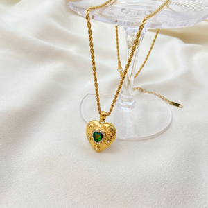 Bijoux faits à la main texturés en or 18 ct incrustés d'un pendentif en forme de <span class=keywords><strong>cœur</strong></span> en zircon émeraude <span class=keywords><strong>Le</strong></span> collier en acier inoxydable <span class=keywords><strong>ne</strong></span> se décolore <span class=keywords><strong>pas</strong></span> - Product Image 3