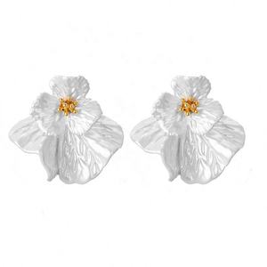 Pendientes de Perlas con Acabado en Spray, Diseño Geométrico Moderno, Chapados en Oro, Estilo Lujoso y Sofisticado, Tamaño Pequeño - Product Image 6