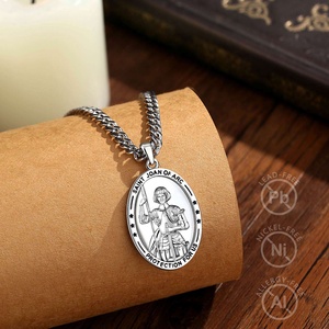 Collar al por mayor chapado en rodio de Santa Juana de Arco con borde de estrella de esmalte negro, colgante religioso de protección para hombres o mujeres - Product Image 3