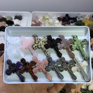 Croix de Jésus en cristal naturel en gros, pierres brutes, mélanges de pierres précieuses, formes irrégulières, figurines de croix chrétienne en vrac pour la guérison - Product Image 5