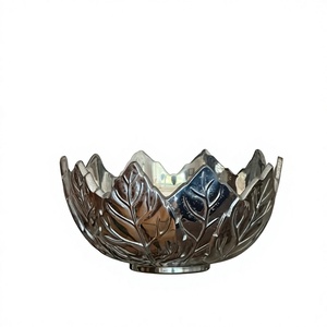 Cuenco decorativo clásico de metal tallado a mano con diseño de hoja, acabado plateado, para frutas, decoración para el hogar, artesanía en metal. - Product Image 1